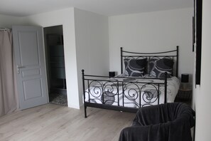 3 bedrooms, iron/ironing board, WiFi, bed sheets - Maison de Campagne Rénovée de 140m², Pouvant Accueillir 6 Personnes (Montcaret)