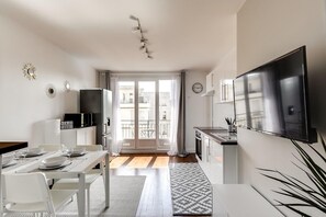 Private kitchen - Bel Appartement Avec 3 Chambres et une Belle vue (Pézenas)