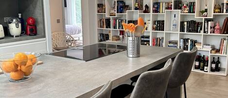 Een koelkast, een magnetron, een oven, een kookplaat