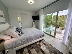 3 bedrooms, iron/ironing board, travel crib, free WiFi