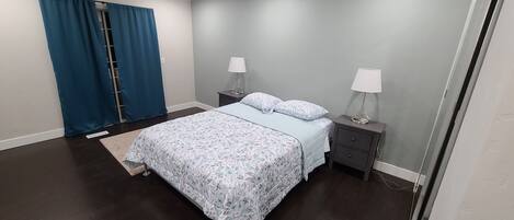 5 bedrooms, iron/ironing board, WiFi, bed sheets