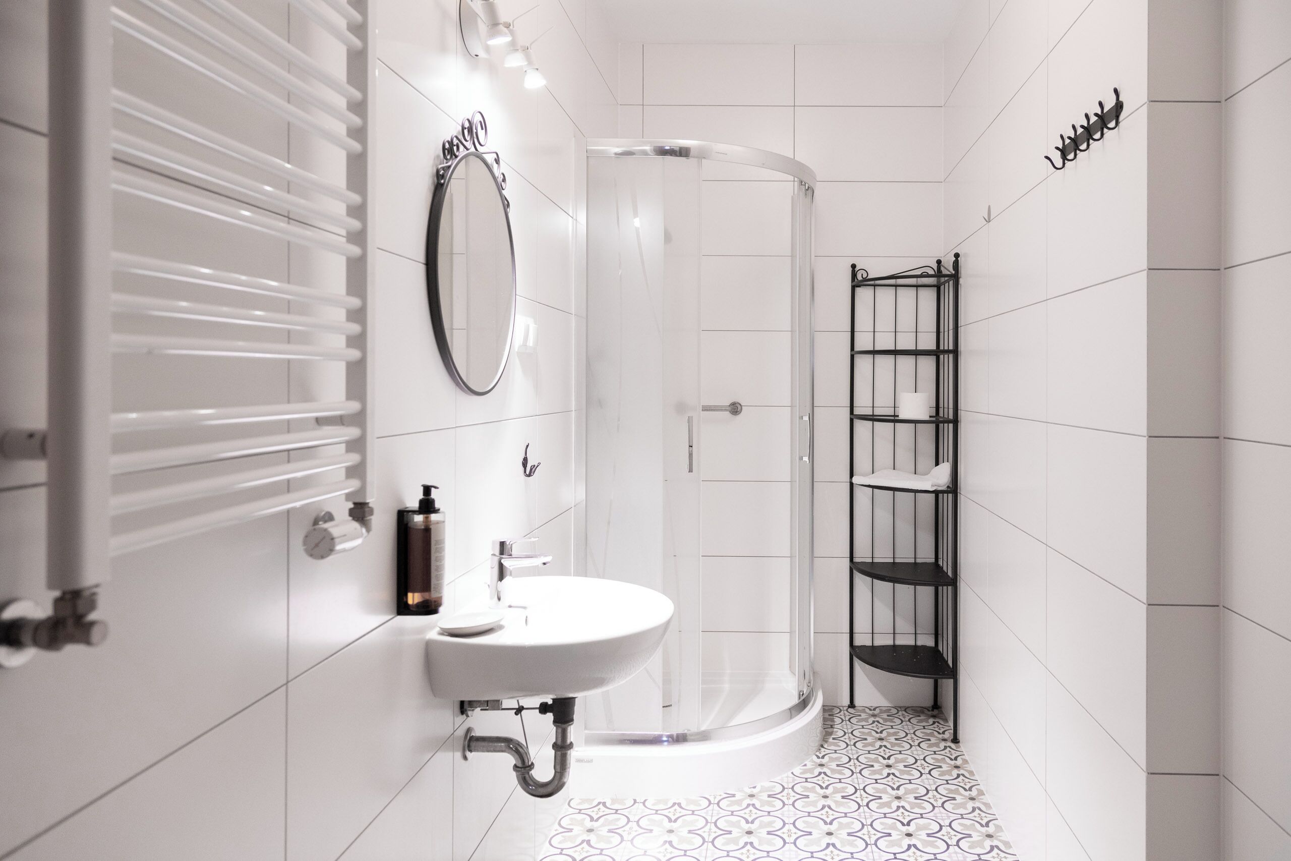 Habitación básica con 1 cama matrimonial o 2 individuales | Baño | Toallas, jabón, shampoo, papel de baño 