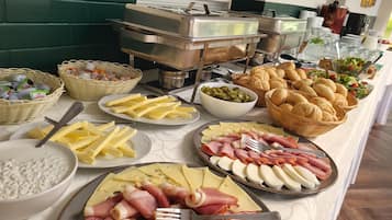 Desayuno de cocina local incluido todos los días