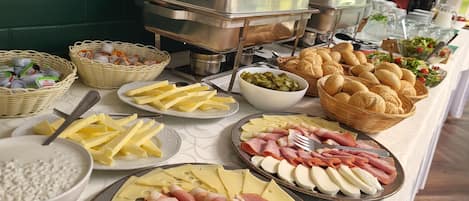 Gratis frukost med lokala rätter varje dag