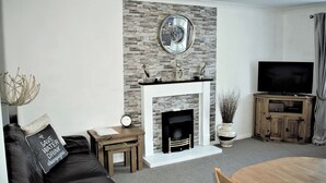 TV - 2 bedroom accommodation in Whitby (Whitby)
