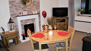 Dining - 2 bedroom accommodation in Whitby (Whitby)