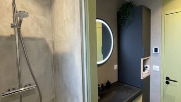 Douche, sèche-cheveux, bidet, serviettes fournies