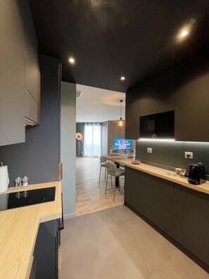 Kühlschrank, Mikrowelle, Ofen, Herdplatte