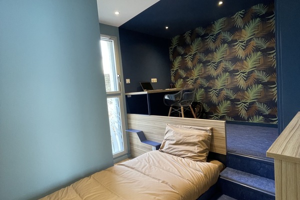 2 habitaciones, escritorio y tabla de planchar con plancha