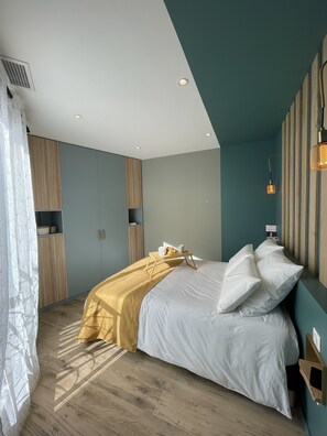 2 Schlafzimmer, Schreibtisch, Bügeleisen/Bügelbrett, Reisekinderbett