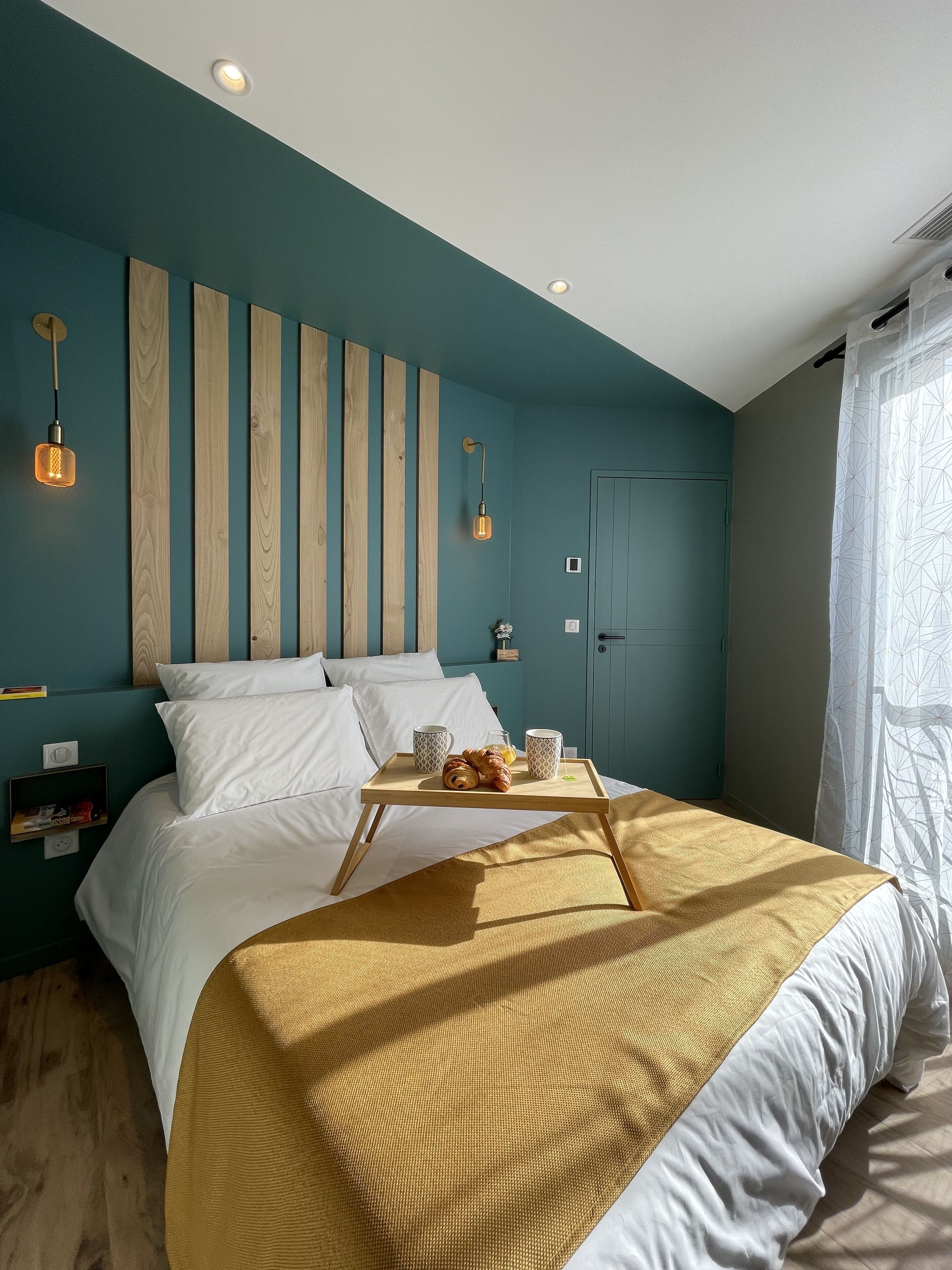 2 chambres, bureau, fer et planche à repasser, lit parapluie