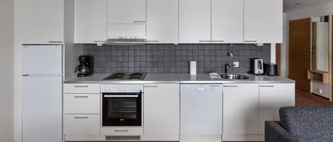 Køleskab, mikrobølgeovn, opvaskemaskine, køkkentøj/tallerkener/redskaber