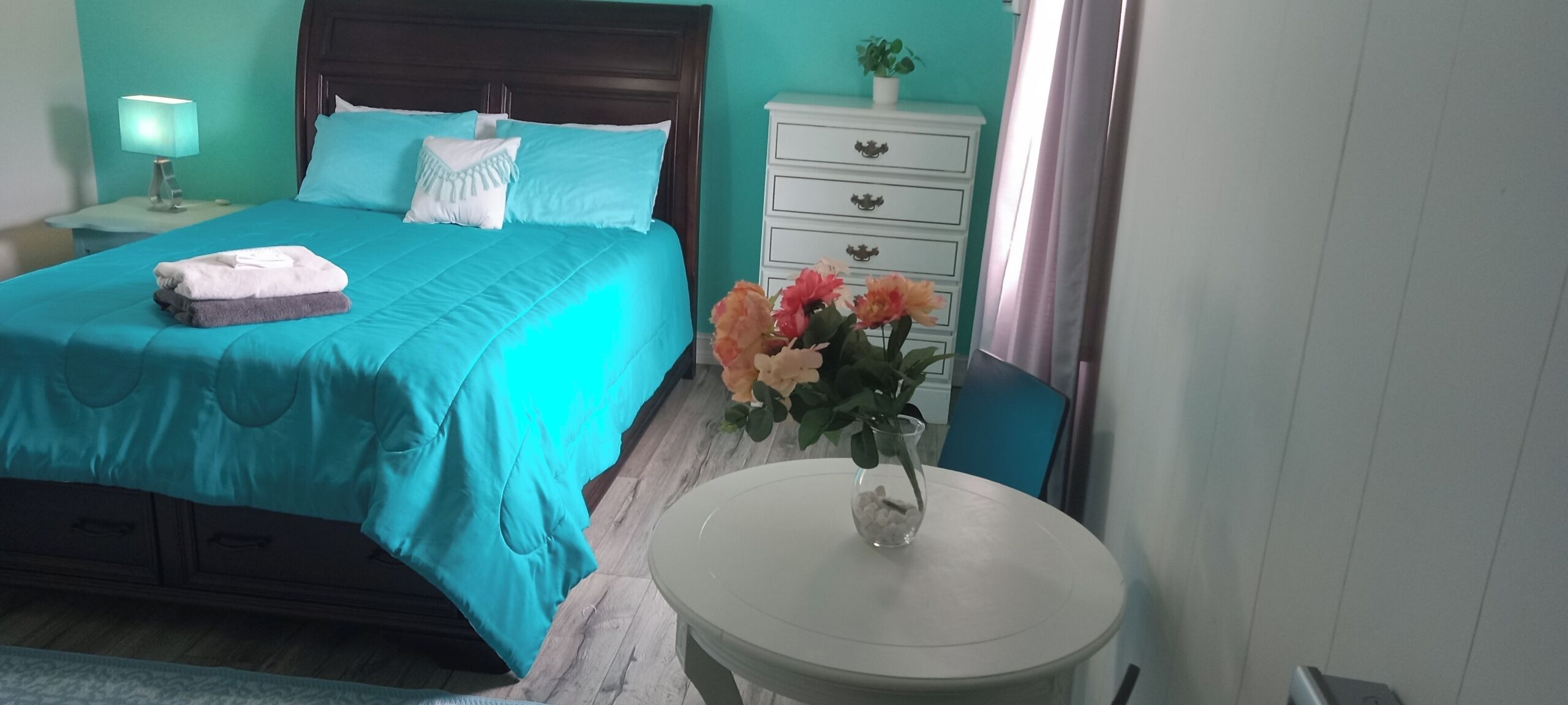 Sand Dollar- Colorful, quaint, minutes to center of bustling village