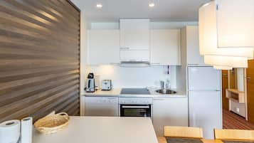 Fridge, microwave, dishwasher, cookware/dishes/utensils