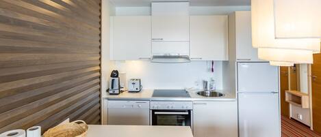 Frigorifero, microonde, lavastoviglie, pentole/stoviglie/utensili