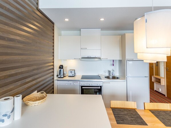 Fridge, microwave, dishwasher, cookware/dishes/utensils - Nordic chalet 9402 by Interhome (Ylläsjärvi)