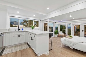 3 habitaciones, tabla de planchar con plancha, cuna de viaje y wifi 