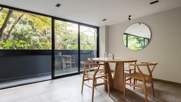 Departamento Premium, 2 habitaciones, balcón | Área de sala de estar | Smart TV de 55 pulgadas con canales digitales y televisión