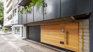 A modern building with a wooden door and a metal facade. - Wynwood House Sinaloa (Mexico City)