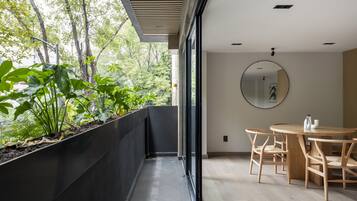 Departamento Premium, 2 habitaciones, balcón | Área de sala de estar | Smart TV de 55 pulgadas con canales digitales y televisión