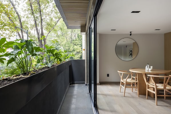 Appartement Premium, 2 chambres, balcon | Coin séjour | TV connectée de 55 pouces avec chaînes numériques, télévision