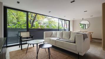 Departamento Premium, 2 habitaciones, balcón | Área de sala de estar | Smart TV de 55 pulgadas con canales digitales y televisión