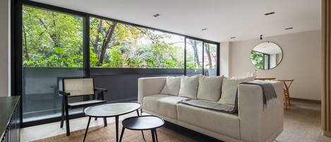 Departamento Premium, 2 habitaciones, balcón | Área de sala de estar | Smart TV de 55 pulgadas con canales digitales y televisión