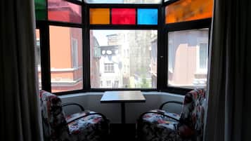 Ropa de cama de alta calidad y minibar con artículos gratuitos