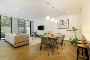 Een 55-inch smart-tv met digitale zenders en een televisie