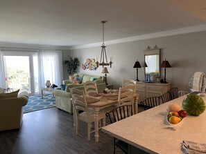 Smart TV, reproductor de DVD, tenis de mesa y libros 