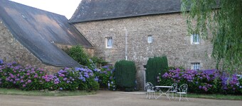 Ancien Prieuré Paysagé Centre Village de Campagne