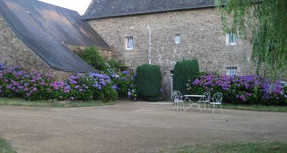 ancien prieuré paysagé centre village de campagne