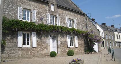 Ancien Prieuré Paysagé Centre Village de Campagne