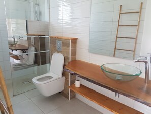 Haartrockner, Handtücher, Seife, Toilettenpapier