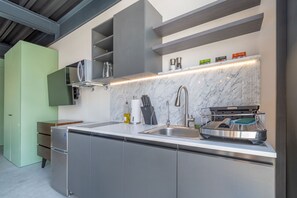 Estudio (301) | Cocina privada | Refrigerador con congelador, microondas, horno y parrilla de estufa 