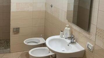 Doccia, asciugacapelli, bidet, asciugamani