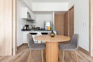Departamento, 2 habitaciones, balcón (603) | Área de sala de estar | Piso con calefacción 