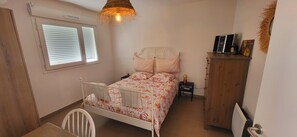 1 slaapkamer, een bureau, reisbedje, gratis wifi