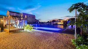 A modern hotel with a pool, outdoor seating, and a view of the water. - Kas Azul - Water front with private pool (Kralendijk)