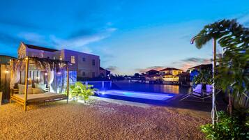 Outdoor pool, free pool cabanas, pool loungers