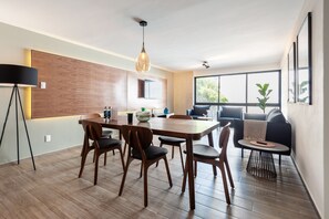 Departamento, patio (104) | Comedor
