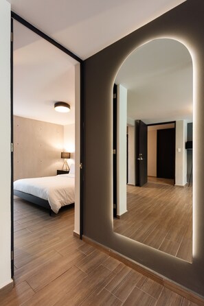 2 bedrooms, premium bedding, down comforters, individually decorated - Wynwood House España (Mexico City)