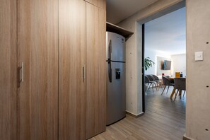 Apartment, Patio (102) | Private kitchen | Full-size fridge, microwave, oven, stovetop - Wynwood House España (Mexico City)