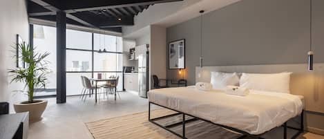スタジオ テラス (1BR) | 2 室のベッドルーム、高級寝具、羽毛の掛け布団、客室ごとに異なる装飾