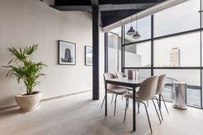 Monolocale, terrazzo (1BR) | Cucina privata | Frigorifero con congelatore, microonde, forno, piano cottura