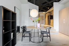 Studio (403) | Living area | TV - Wynwood House Darwin (Mexico City)