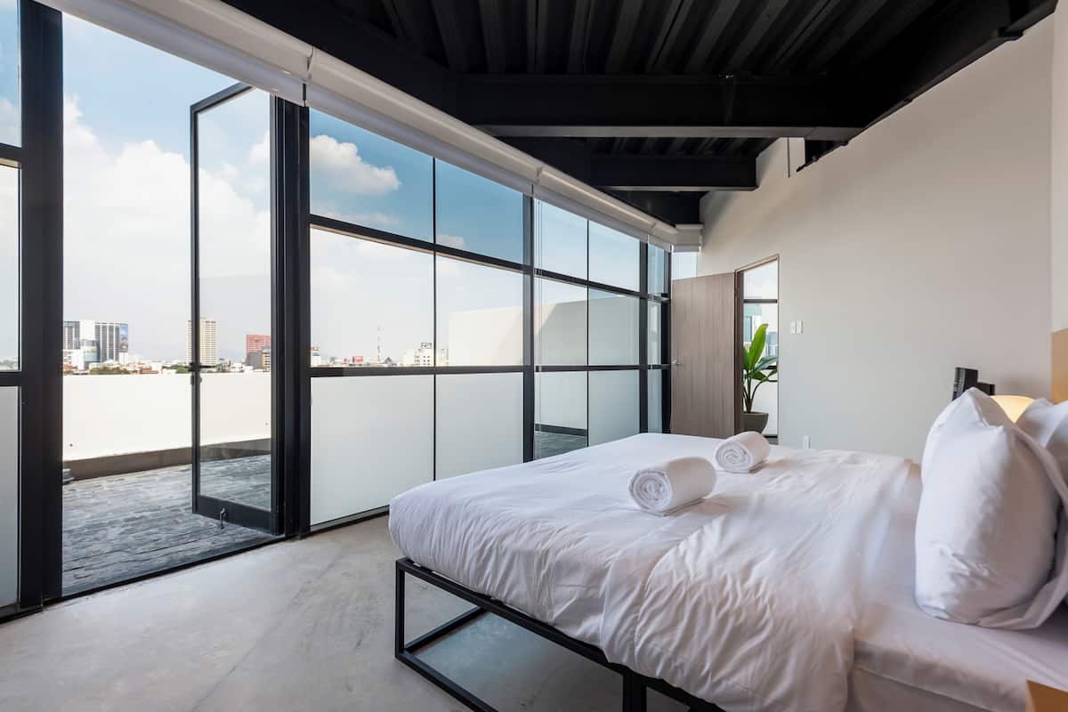 2 Schlafzimmer, hochwertige Bettwaren, Daunenbettdecken