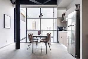 Studio, Terrasse (1BR) | Eigene Küche | Großer Kühlschrank, Mikrowelle, Ofen, Herdplatte
