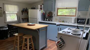 Fridge, microwave, oven, coffee/tea maker