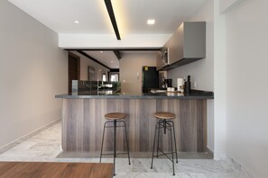 Departamento, 3 habitaciones, balcón (403) | Cocina privada | Refrigerador con congelador, microondas, horno y parrilla de estufa 